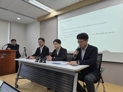 SKT 일일 브리핑 (서울=연합뉴스) 김주환 기자 = SK텔레콤이 5일 일일 브리핑에서 해킹 사태 동향에 대해 설명하고 있다. 2025.5.5 photo@yna.co.kr