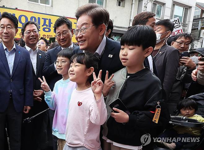 어린이들과 인사하는 이재명 후보 (양평=연합뉴스) 홍기원 기자 = 더불어민주당 이재명 대선 후보가 5일 경기도 양평군 양평물맑은시장에서 열린 '골목골목 경청투어'에서 어린이들과 인사하고 있다. 2025.5.5 xanadu@yna.co.kr