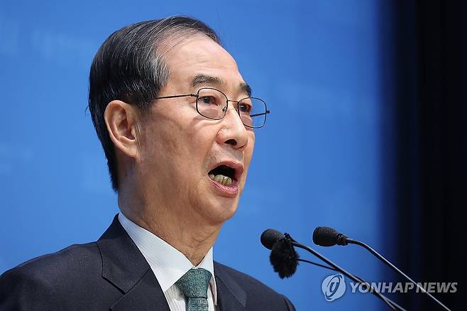 국회서 대선 출마 선언하는 한덕수 전 총리 (서울=연합뉴스) 박동주 기자 = 한덕수 전 국무총리가 2일 서울 여의도 국회 소통관에서 대통령 선거 출마를 선언하고 있다. 2025.5.2 pdj6635@yna.co.kr