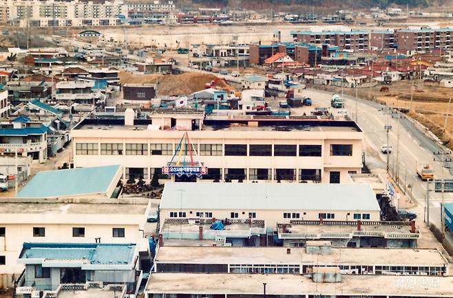 시 승격을 축하하는 현수막이 걸린 옛 오산시청 건물 모습 /경인일보DB