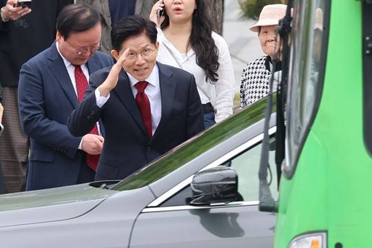 김문수 국민의힘 대선 후보가 어제(5일) 서울 종로구 광화문광장에서 시민들과 인사하고 있다.(출처 = 뉴시스)