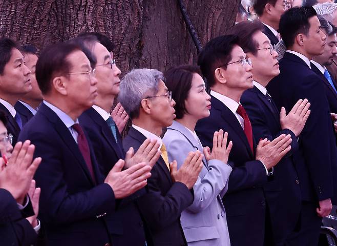 지난 5일 서울 종로구 조계사에서 열린 불기 2569년 부처님오신날 봉축법요식에서 (오른쪽 두번째부터)이재명 더불어민주당 후보, 김문수 국민의힘 후보, 김재연 진보당 후보, 권영국 민주노동당 후보, 한덕수 무소속 후보가 합장하고 있다.(연합뉴스)