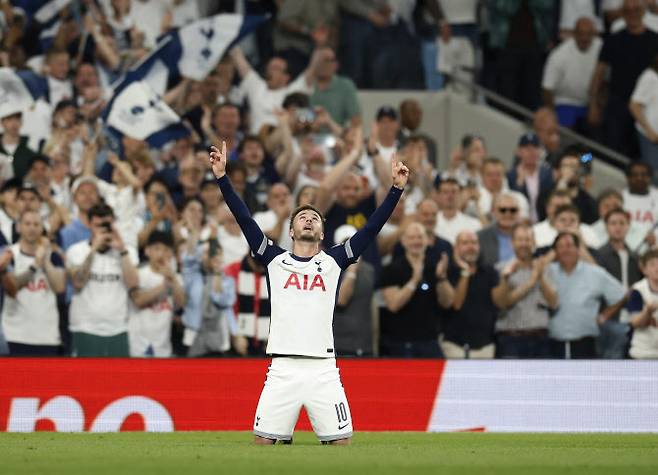 토트넘의 핵심 미드필드 제임스 매디슨이 무릎 부상으로 남은 경기에 뛸 수 없을 전망이다. 사진=AFPBBNews