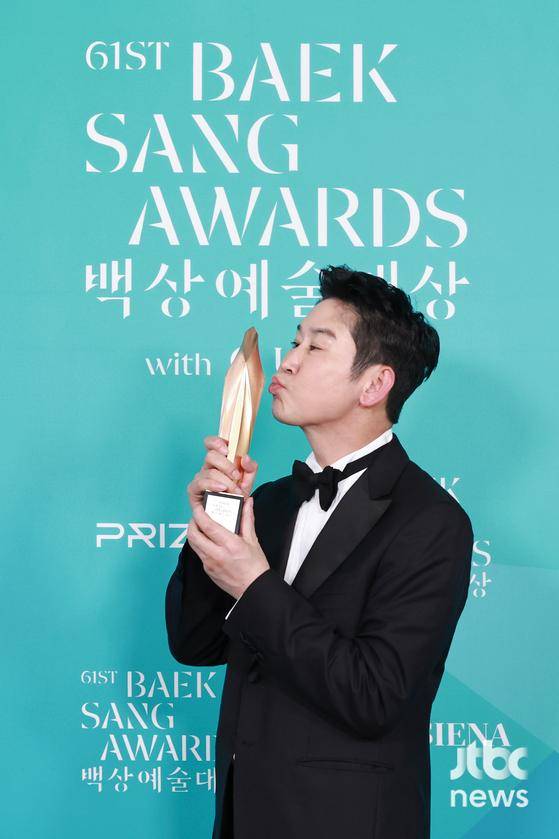 5일 오후 서울 강남구 코엑스 D홀에서 열린 '제61회 백상예술대상 with 구찌'의 부문별 수상자들이 백스테이지에서 트로피 세리머니를 하고 있다. 박세완 엔터뉴스팀 기자 park.sewan@jtbc.co.kr