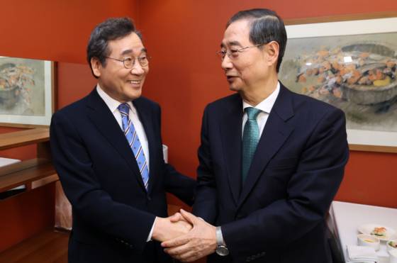 오늘(6일) 서울 중구 컨퍼런스하우스달개비에서 무소속 한덕수 대선 예비후보(오른쪽)와 이낙연 전 국무총리(새미래민주당 상임고문)가 오찬 회동을 하기 전 악수하고 있다. 〈사진=공동취재, 연합뉴스〉