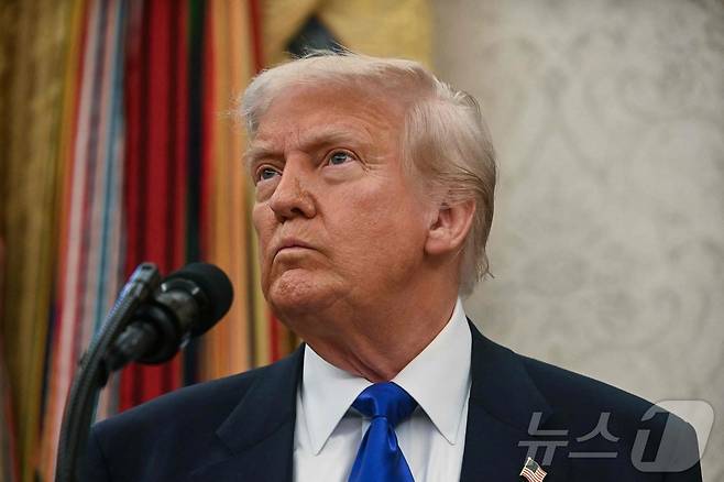 도널드 트럼프 미국 대통령이 5일(현지시간) 워싱턴DC 백악관에서 열린 스포츠 관련 행사에서 기자의 질문을 듣고 있다. ⓒ AFP=뉴스1 ⓒ News1 류정민 특파원