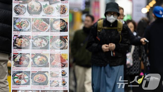 외식 물가 오름세가 지속되고 있는 16일 서울 중구 명동거리에 음식점 입간판이 보이고 있다. 2025.3.16/뉴스1 ⓒ News1 이승배 기자