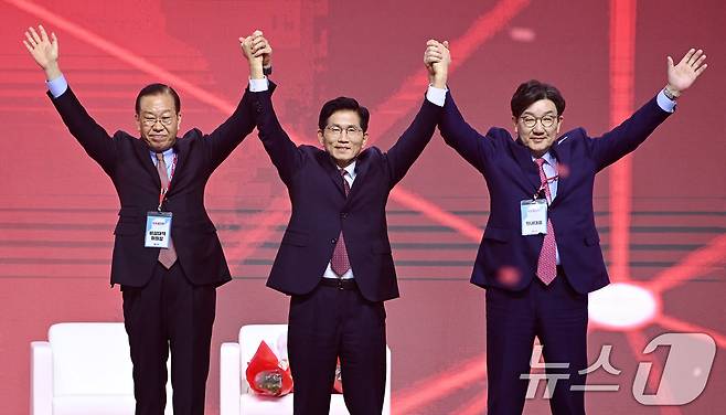 김문수 국민의힘 대통령 후보가 3일 오후 경기 고양시 킨텍스에서 열린 5차 전당대회에서 최종 후보로 확정된 뒤 권영세 비대위원장, 권성동 원내대표와 기념 촬영하고 있다. (공동취재) 2025.5.3/뉴스1 ⓒ News1 이광호 기자
