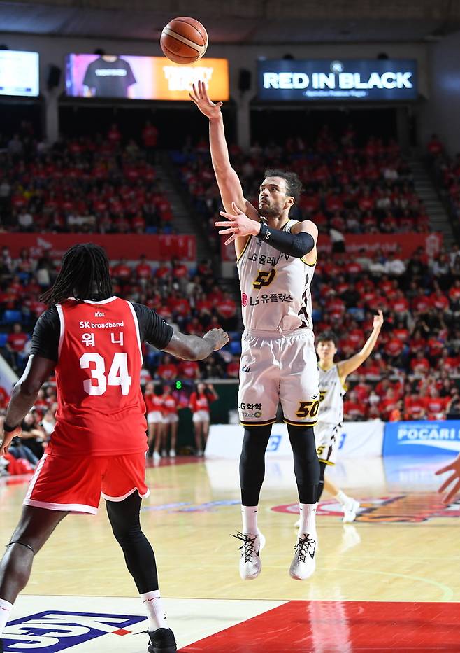 창원 LG 아셈 마레이(오른쪽)가 5일 잠실학생체육관에서 열린 2024~2025 KCC 프로농구 챔피언결정전 1차전 서울 SK와 경기에서 슛을 던지고 있다. 사진 | KBL