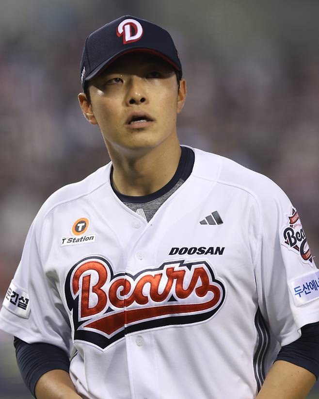 두산 최원준이 1일 서울 잠실구장에서 열린 2025 KBO리그 정규시즌 KT전 이닝 종료 후 마운드를 내려오고 있다. 사진 | 두산 베어스