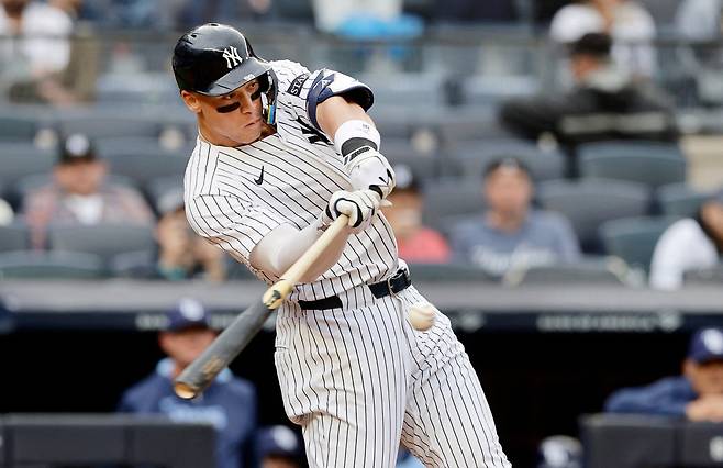뉴욕 양키스 애런 저지가 5일(한국시각) 탬파베이 레이스전에서 8회말 우중간 2루타를 터뜨리고 있다. AFP연합뉴스