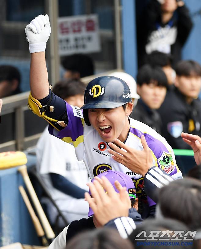 홈런 치고 박석민 타격코치 등에 업히는 정수빈.