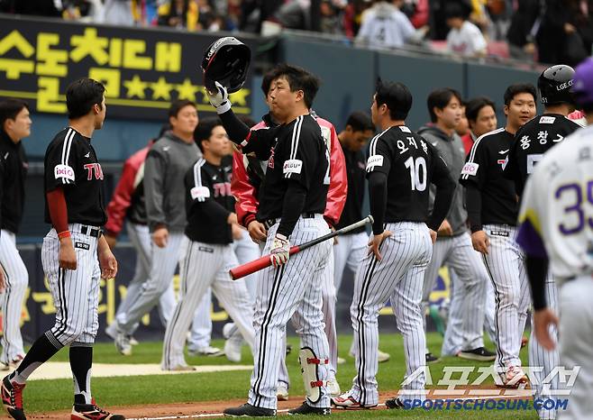 5일 잠실구장에서 열린 두산 베어스와 LG 트윈스의 경기. 패한 LG 선수들이 아쉬워하고 있다. 잠실=박재만 기자 pjm@sportschosun.com/2025.05.05/