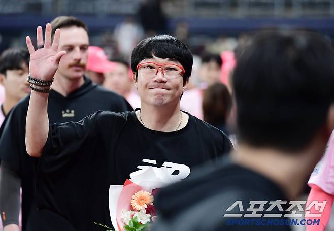 5월 5일 고척돔에서 열린 KBO리그 키움과 KIA의 경기. KIA가 키움에 13대 1 승리했다. 경기 종료 후 팬들에게 인사하는 양현종. 고척=송정헌 기자songs@sportschosun.com/2025.05.05/