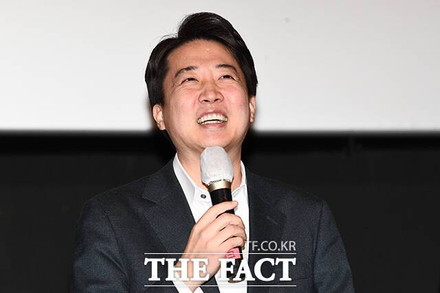 이준석 개혁신당 대선 후보가 부사관·장교의 복무 기간을 단축 공약이 거센 비판에 직면했다. /서예원 기자