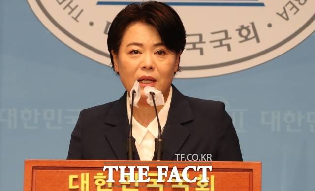 윤희숙 국민의흼 여의도연구원장이 김문수 대선 후보에게 단일화에 대한 마음이 없다면 후보 자격을 내려 놓으라고 비판했다. /더팩트 DB