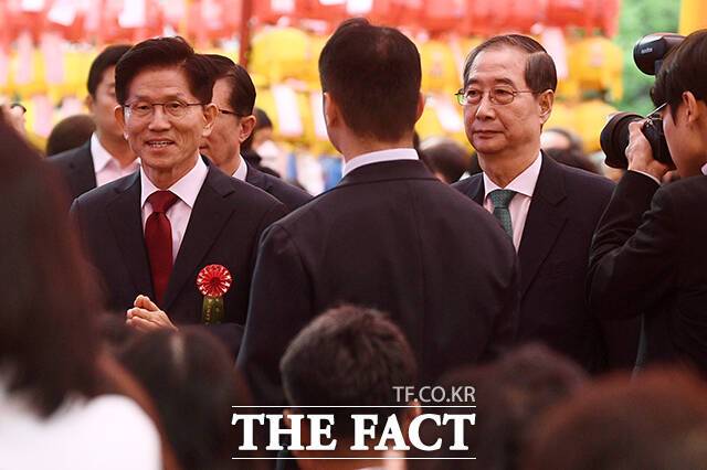 권영세 국민의힘 비상대책위원장이 6일 김문수 국민의힘 대선 후보와 한덕수 무소속 대선 예비후보의 단일화 시한을 오는 11일로 제시했다. 사진은 김 후보(왼쪽)와 한 후보가 5일 오전 서울 종로구 조계사에서 열린 불기 2569년 부처님오신날 봉축법요식에 참석한 모습. /서예원 기자