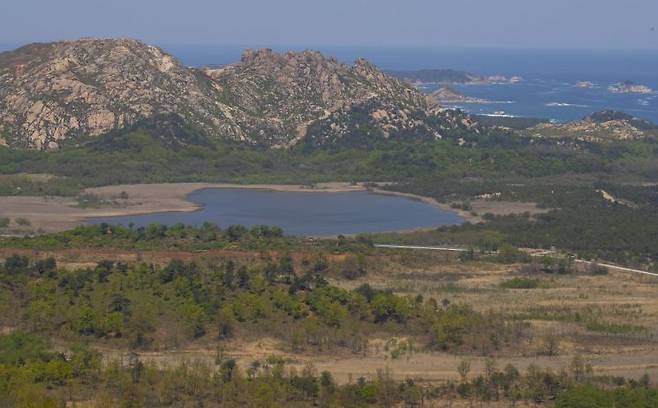 금강산전망대에서 바라본 금강산 구선봉과 감호. 연합뉴스