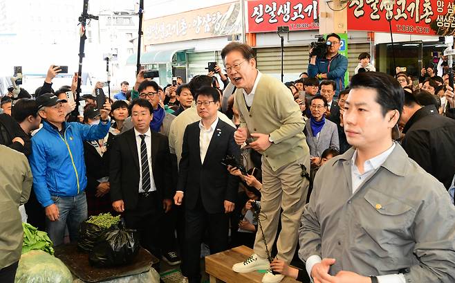 민심을 청취하는 '경청 투어'에 나선 이재명 더불어민주당 대선후보가 6일 충북 증평군 장뜰시장에서 연설을 하고 있다./뉴시스