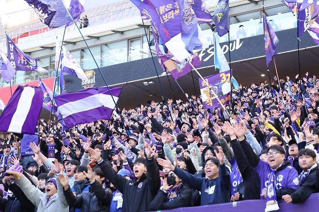 안양을 응원하는 팬들. ⓒ 데일리안 방규현 기자