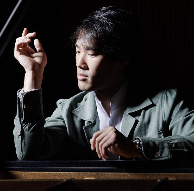 11일 2년 만의 내한 리사이틀을 여는 2021년 쇼팽 콩쿠르 우승자 브루스 류. 그는 “여러 연주가의 연주를 들으며 미술가와 레이서 등 다양한 사람들로부터 영감을 얻는다”고 말했다. 마스트미디어 제공
