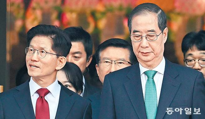 국민의힘 김문수 대선 후보(왼쪽)와 한덕수 전 국무총리가 5일 부처님오신날을 맞아 서울 종로구 조계사에서 열린 봉축법요식에 입장하고 있다. 김 후보와 한 전 총리 측이 단일화를 두고 이견을 표출한 가운데 김 후보와 당 지도부가 정면충돌하면서 파열음을 내고 있다. 송은석 기자 silverstone@donga.com