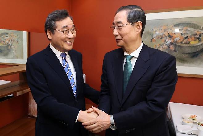 한덕수 무소속 대통령 선거 예비 후보와 이낙연 새미래민주당 상임고문이 6일 서울 중구 달개비 컨퍼런스하우스에서 오찬회동에 앞서 인사를 나누고 있다 (공동취재) 2025.05.06. 뉴시스