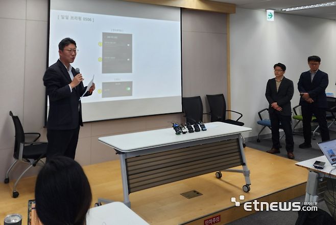 김희섭 SK텔레콤 PR센터장이 6일 서울 을지로 삼화타워에서 열린 유심해킹사태 일일브리핑에서 설명하고 있다.