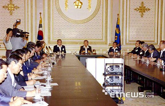 노태우 대통령이 1992년 7월1일 오전 청와대 영빈관에서 제조업 경쟁력강화 대책회의를 주재했다. 국가기록원 제공