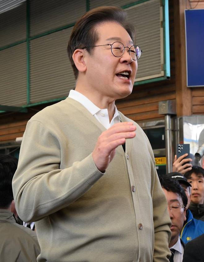 이재명 더불어민주당 대선 후보가 골목골목 경청투어 이틀차를 맞은 6일 오전 충북 증평군 장뜰시장을 찾아 즉흥 연설을 하고 있다.(공동취재) /사진=뉴스1