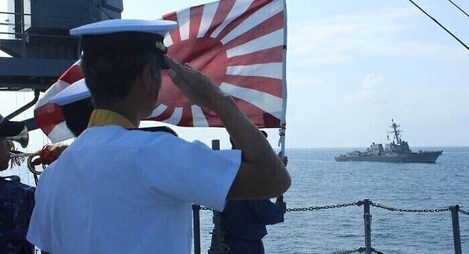 일본 해상자위대가 미국 해군과 연합훈련을 하고 있다. 일본 해상자위대 페이스북 갈무리