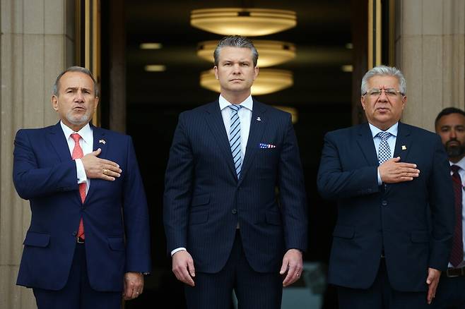 피트 헤그세스 미 국방장관(가운데)가 페루 외교장관(왼쪽)과 국방장관(오른쪽)을 국방부에서 만나고 있다. EPA 연합뉴스