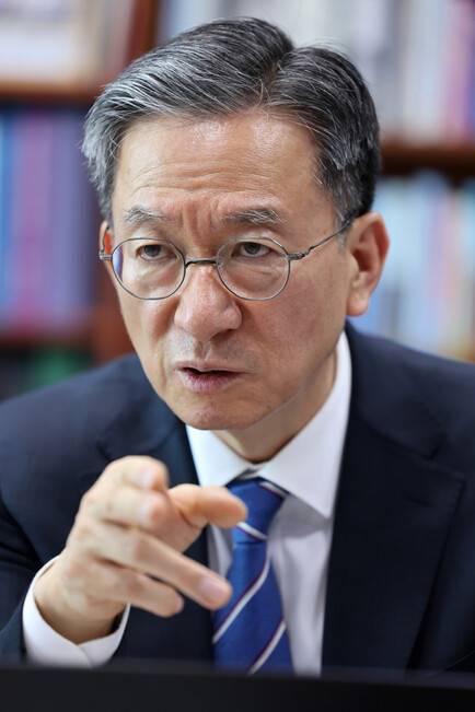 2025년 4월28일 정성호 더불어민주당 의원이 국회에서 한겨레21과 인터뷰하고 있다. 사진 류우종 기자