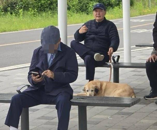 5일 서울 동작대교 부근 한강공원에서 포착된 윤석열 전 대통령. 온라인 커뮤니티 캡처