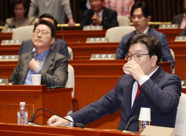 권성동 국민의힘 원내대표가 5일 서울 여의도 국회에서 열린 의원총회에 참석해 물을 마시고 있다. 연합뉴스