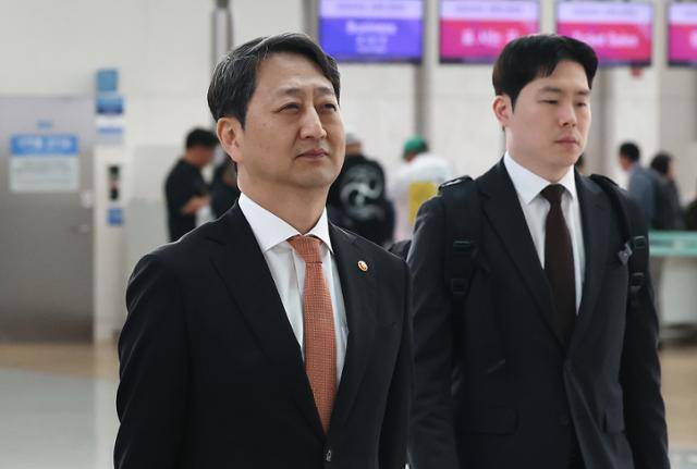 안덕근 산업통상자원부 장관이 6일 인천국제공항 제1터미널에서 체코 두코바니 신규 원전 계약 체결을 위해 출국하고 있다. 뉴스1