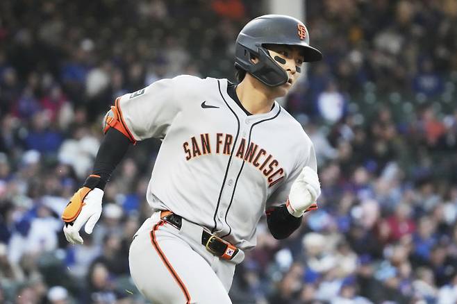 San Francisco Giants' Jung Hoo Lee, of South Korea, runs after hitting a single during the fourth inning of a baseball game against the Chicago Cubs in Chicago, Monday, May 5, 2025. (AP Photo/Nam Y. Huh)/2025-05-06 10:11:54/ <저작권자 ⓒ 1980-2025 ㈜연합뉴스. 무단 전재 재배포 금지, AI 학습 및 활용 금지>