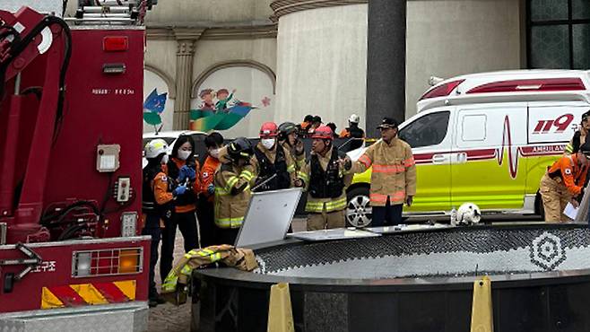 완도 한 리조트에서 숙박객 14명이 두통과 어지럼증 등 가스중독 증상을 보여 119구급대가 환자 이송을 준비하고 있다.