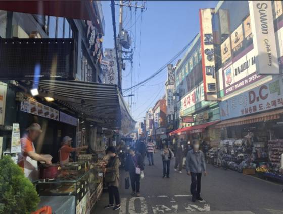 5일 오후 서울 광진구 자양동 소재 양꼬치 거리. 지난달 17일 윤석열 전 대통령을 지지하는 극우 성향 한 청년단체는 이곳에서 ″짱X″, ″중국으로 떠나라″ 등의 구호를 외치며 혐중 시위를 벌였다. 김성진 기자