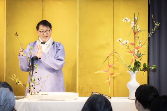 일본 이케바나를 대표하는 오하라류의 치지 마사카즈. 지난달 서울 일본문화원에서 이케바나를 시연하고 있다. 전민규 기자