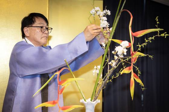 꽃을 대할 때면 표정이 한껏 진지해지는 치지 마사카즈 조교수. 전민규 기자