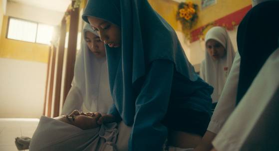 자판의 친구 파라(파란 옷, 디나 에즈럴)는 성적 호기심이 많고, 월경도 가장 먼저 시작한 자판에게 "천박하다"는 평가를 일삼는다. 사진 오드