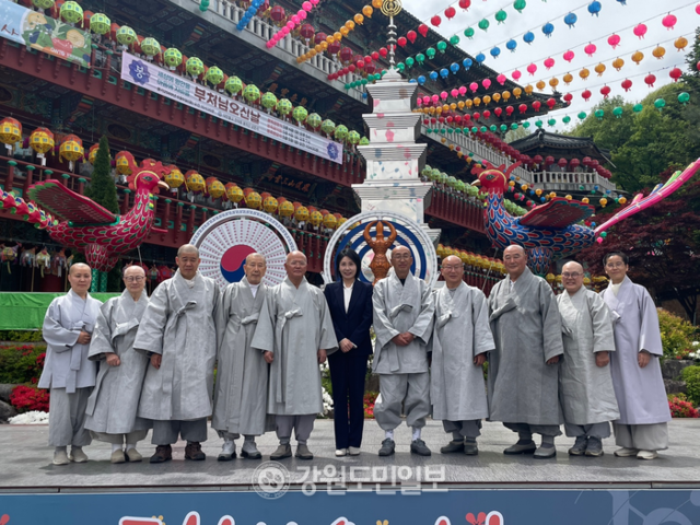 ▲ 더불어민주당 이재명 대선 후보의 부인 김혜경 씨가 6일 오후 춘천 삼운사를 찾아 불교계 민원 등을 청취했다. 이정호 기자