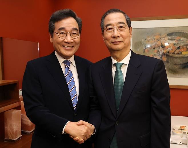 한덕수 무소속 대통령선거 예비후보와 이낙연 전 국무총리가 6일 서울 중구 한 식당에서 오찬회동을 하기 전 기념촬영을 하고 있다. 뉴스1