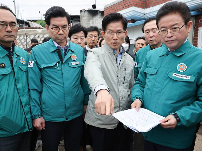 김문수 국민의힘 대선 후보가 6일 대형 산불 피해를 입은 경북 영덕군 영덕읍 석리 따개비마을을 방문해 복구 현황을 살펴보고 있다. 연합뉴스
