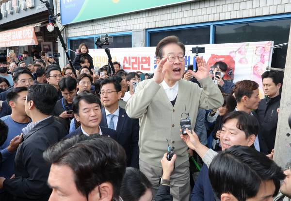 더불어민주당 이재명 대선 후보가 6일 충남 금산군 금산터미널 일원에서 연설하고 있다. 연합뉴스