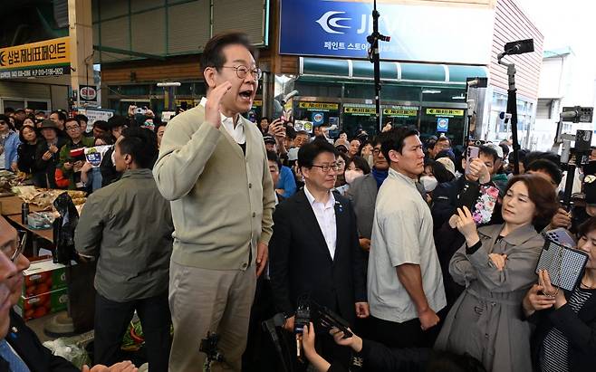 이재명 더불어민주당 대선 후보가 6일 충북 증평군 증평장뜰시장에서 지지를 호소하고 있다. 연합뉴스