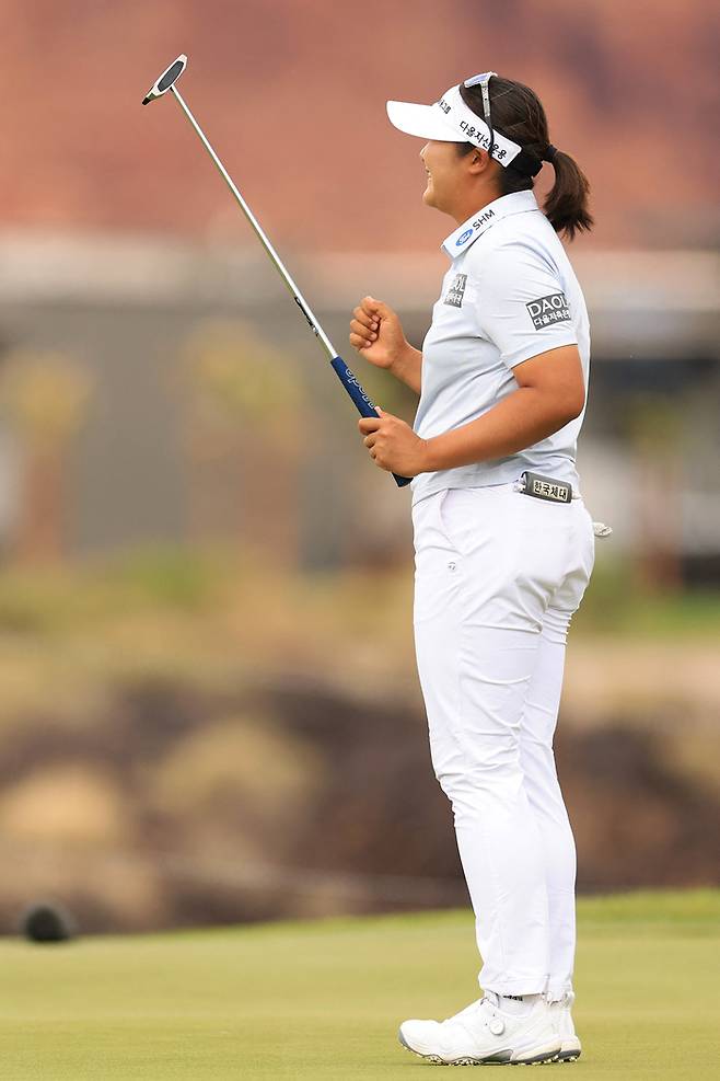 LPGA 투어 블랙 데저트 챔피언십 정상에 오른 유해란이 오른손을 불끈 쥐며 기뻐하고 있다. AFP 연합뉴스