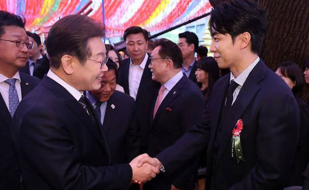 이재명 더불어민주당 대선 후보(왼쪽)가 5일 서울 종로구 조계사에서 열린 부처님오신날 봉축법요식에서 이승기와 악수하고 있다. 대통령실통신사진기자단