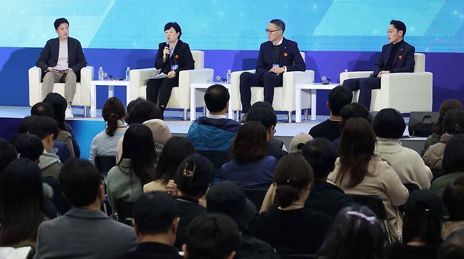 지난해 열린 2024 서울머니쇼 플러스에서 '2025 대한민국 부동산 대전망'을 주제로 열린 세션 참석자들이 발언하고 있다. 매경DB